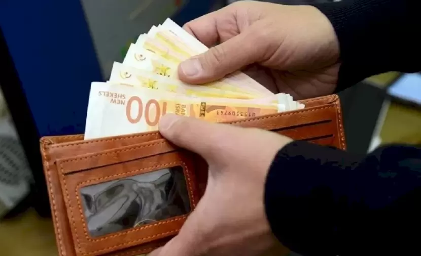 صرف دفعة من راتب يناير غدًا للموظفين العموميين