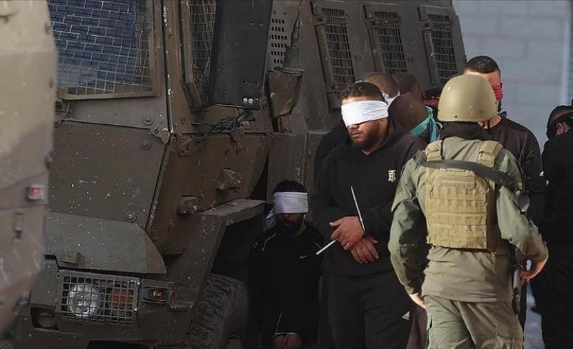 الاحتلال يعتقل 5 مواطنين بينهم صحفي خلال مداهمات بالضفة الغربية