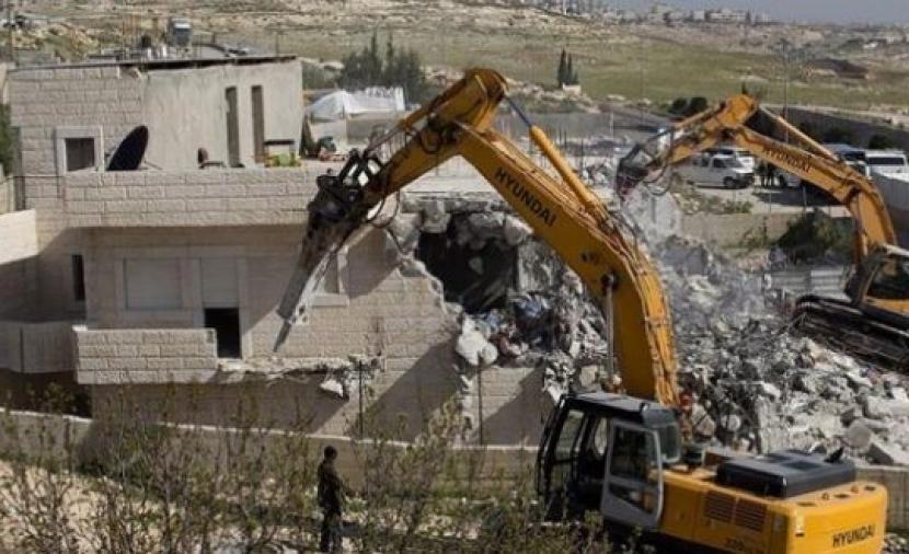 الاحتلال يهدم منزلين ويجبر مسنًا على إخلاء منزله في بيت لحم