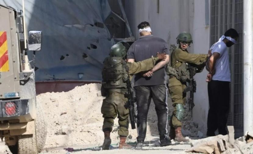 الاحتلال يعتقل شابين من العيزرية شرق القدس