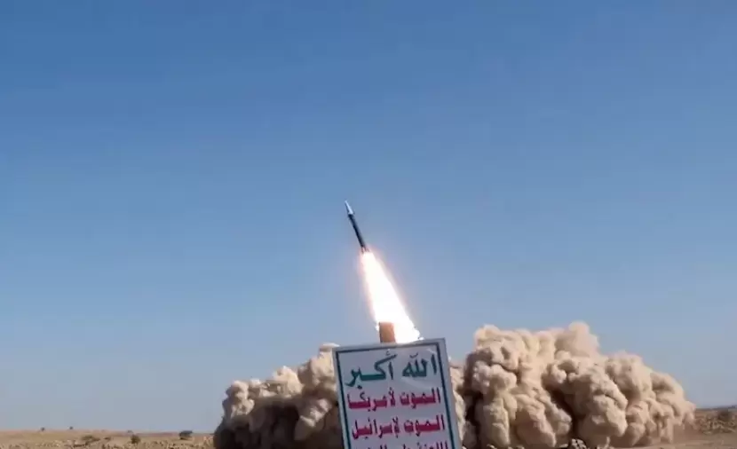 القوات المسلحة اليمنية تستهدف منشآت بالسعودية
