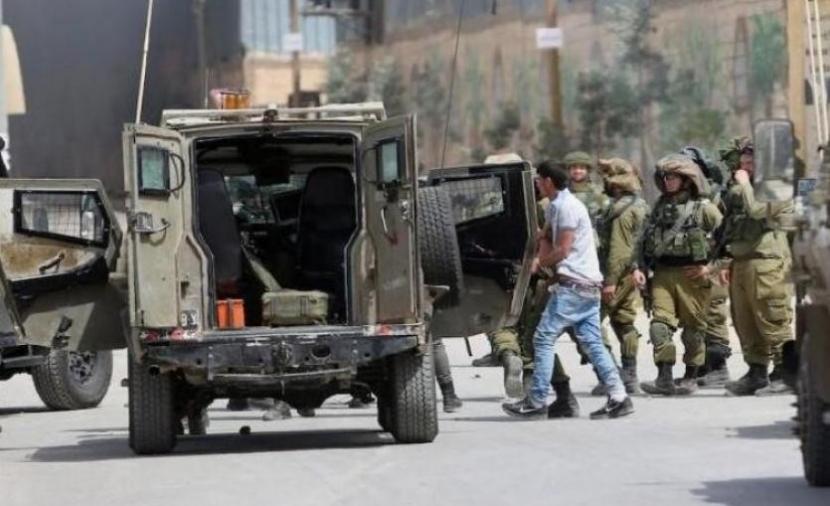 الاحتلال يعتقل مواطناً شمال القدس