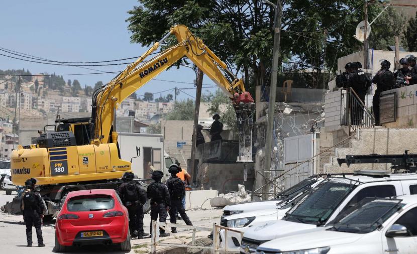 الاحتلال يهدم منزلا وإسطبل خيول في القدس