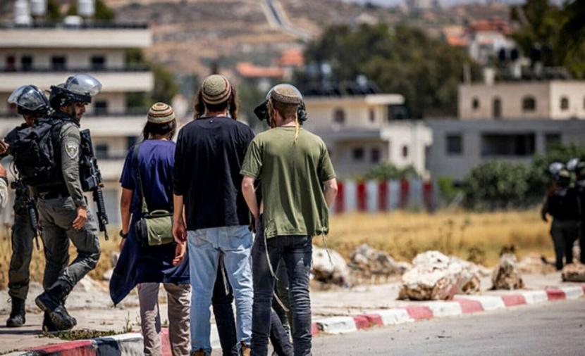 مستوطنون يعتدون على سائق حافلة بالقدس