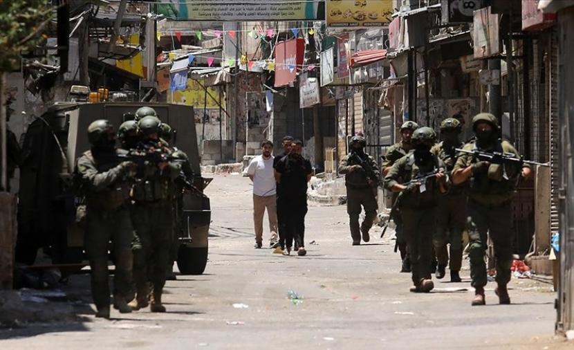 الاحتلال يشن حملة اعتقالات في الضفة والقدس
