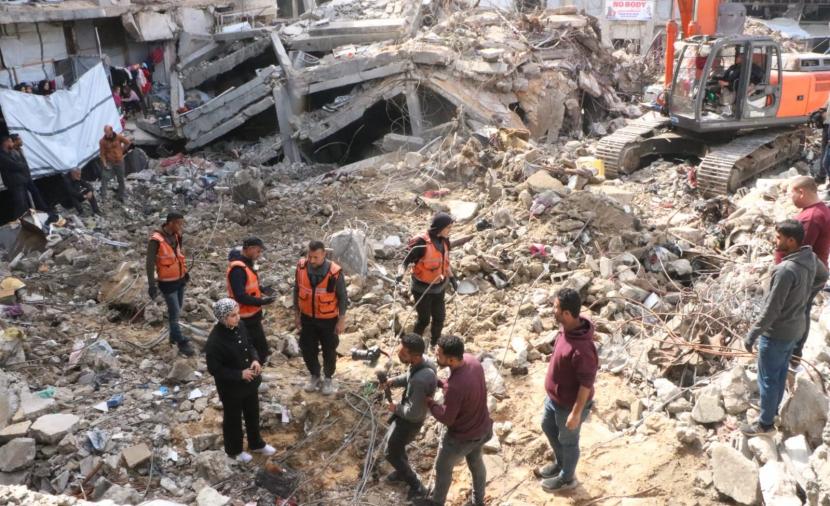 انتشال رفات وجثامين 8 شهداء جنوب مدينة غزة