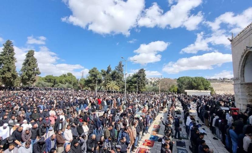 محافظة القدس: توافد المصلين للأقصى يؤكد تمسك الفلسطينيين بحقهم الديني والتاريخي في المسجد