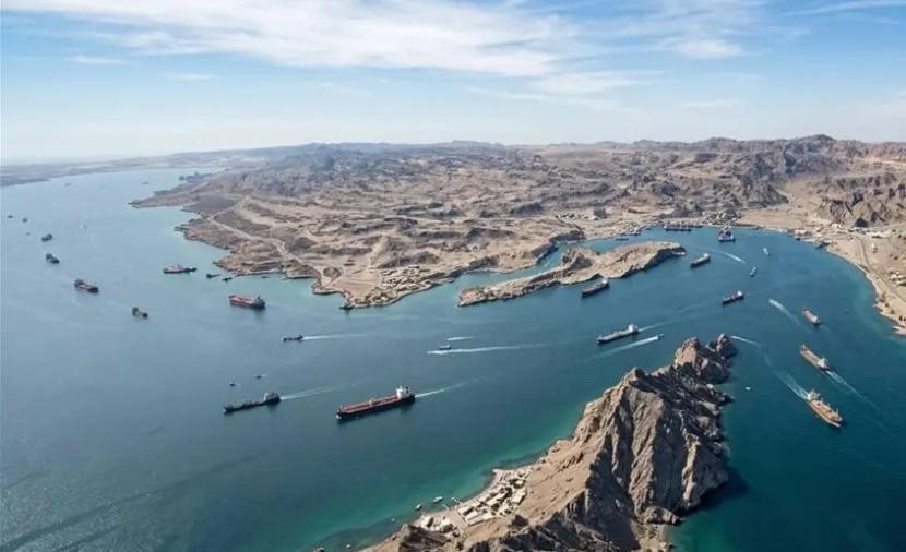 إيران تُعلِّق عبور السفن عبر مضيق هرمز