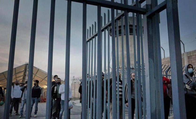 حصار إسرائيلي يتسبب بانهيار معيشة عمال الضفة