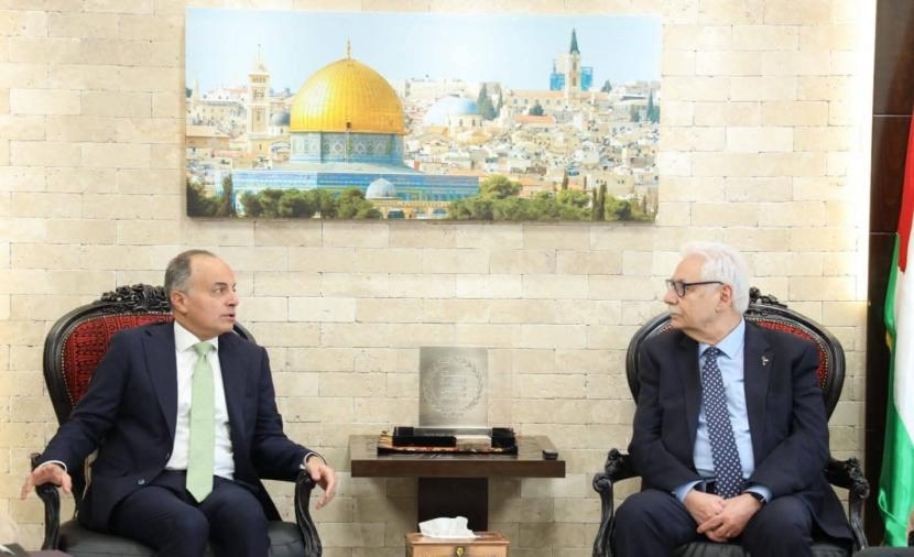 وزير الصحة يبحث مع السفير المصري الأوضاع الصحية