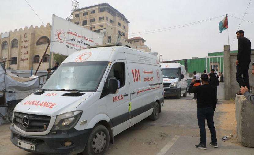 98 مريضًا ومرافقًا يغادرون معبر رفح