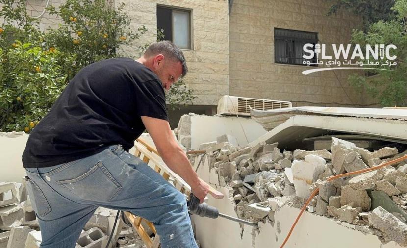 الاحتلال يجبر مقدسيًا على هدم غرفة سكنية في سلوان