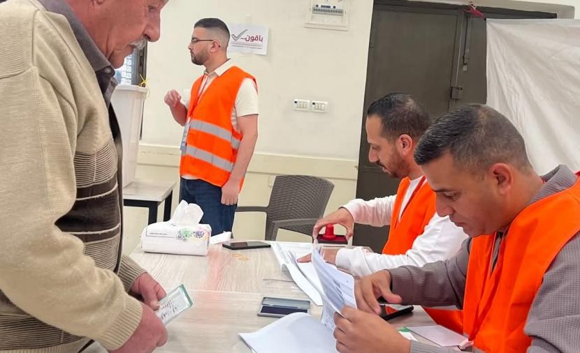 الضفة الغربية ودير البلح تقترعان في 186 هيئة محلية