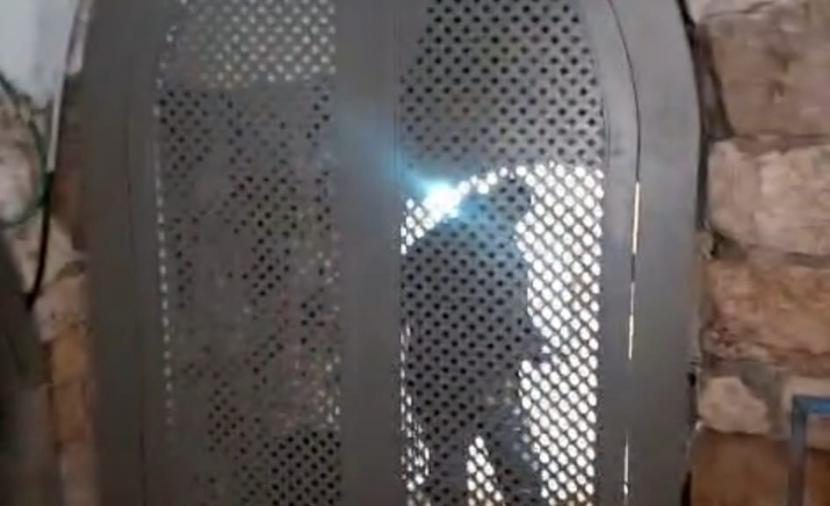 مستوطنون ينصبون بوابة حديدية قرب سوق القطانين بالقدس