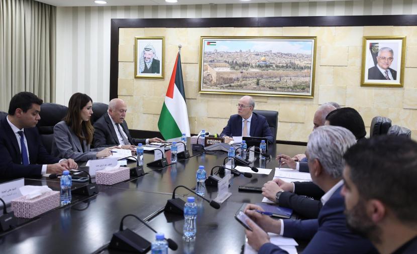 مصطفى يبحث واقع الأسواق ووفرة السلع بالضفة