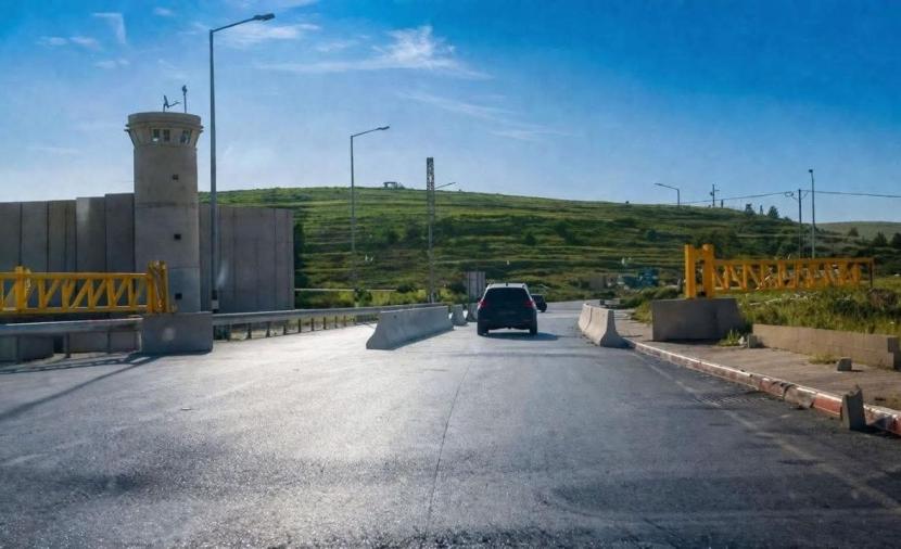 الاحتلال ينصب بوابة حديدية شمالي البيرة