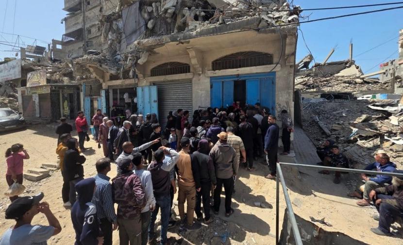 تقييد الاحتلال المساعدات لغزة يفاقم نقص الخبز والحليب والمياه