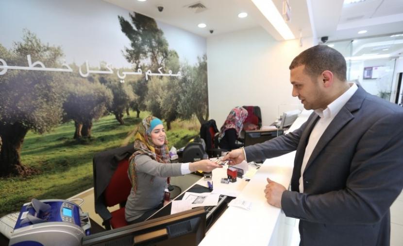 تصعيد في القطاع المالي بسبب انخفاض الدولار والدينار