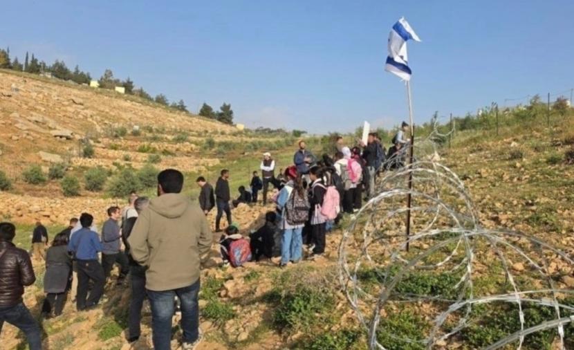 طلبة "أم الخير" يعتصمون رفضاً لإغلاق مدرستهم