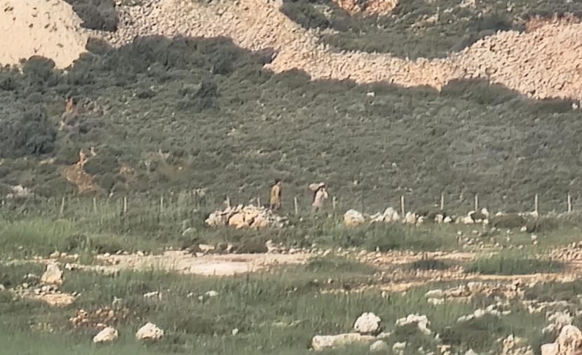 مستوطنون يُسيِّجون أراضٍ في قرية مسيحية شرق رام الله