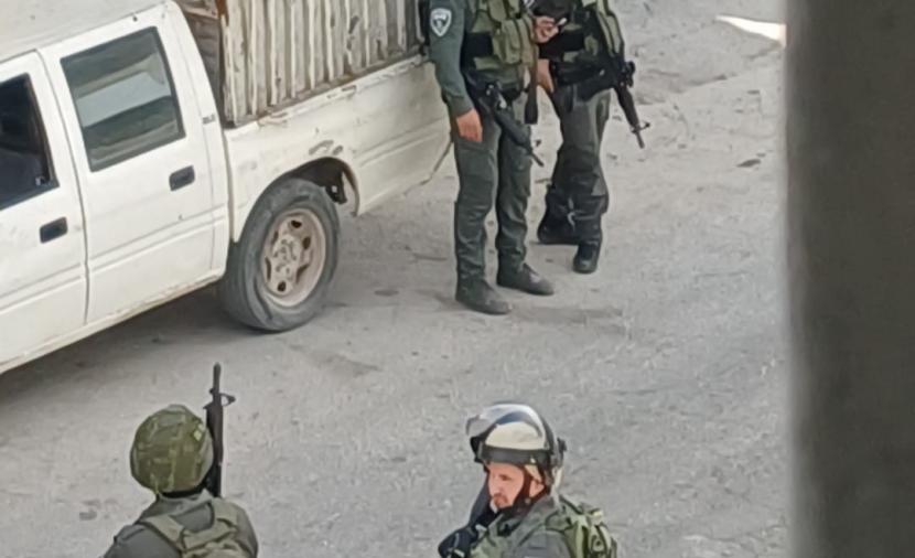 الاحتلال يغلق مقر لجنة زكاة إذنا ويعتقل رئيسها