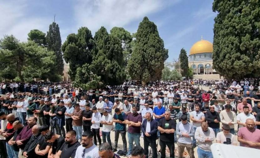 75 ألف فلسطيني يؤدون صلاة الجمعة في الأقصى وباحاته