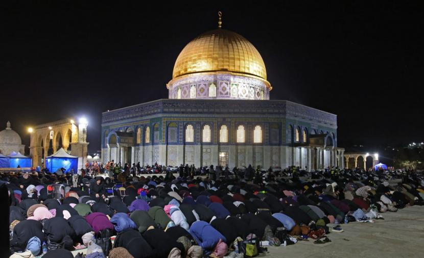 الآلاف يؤدون صلاة فجر الجمعة الأولى في المسجد الأقصى بعد إغلاقه