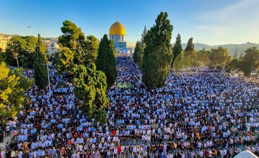 100 الف يروون ظمأهم بصلاة الجمعة الأولى في الأقصى بعد فتح أبوابه