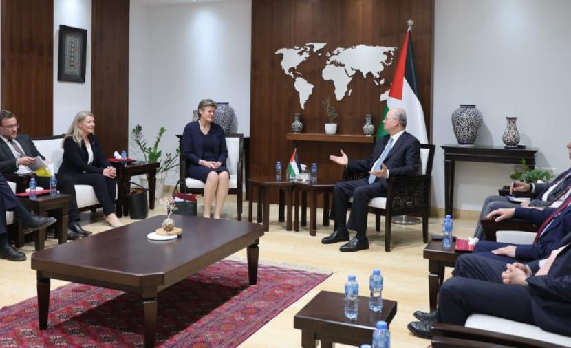 مصطفى يبحث مع مسؤول بريطاني تصاعد الاستيطان
