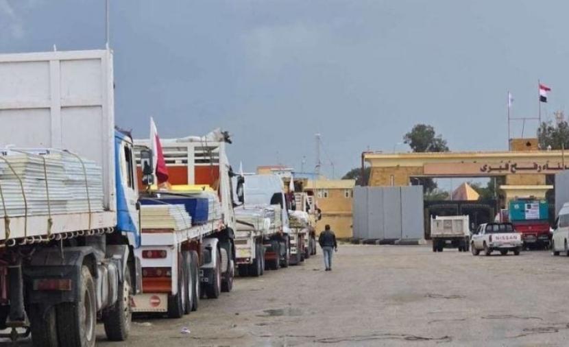 نعيم ينفي ادعاءات ميلادينوف بدخول 602 شاحنة لغزة