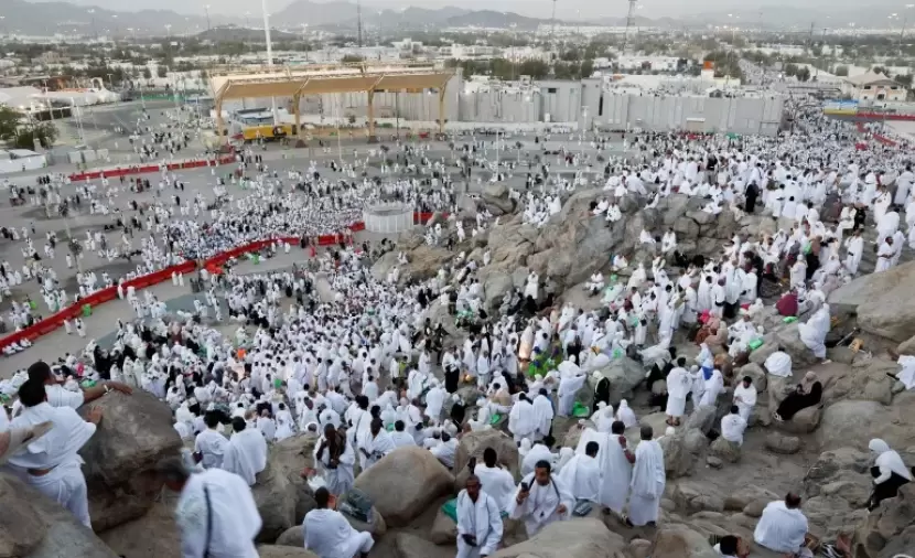 الحجاج يتوافدون إلى صعيد عرفات لأداء ركن الحج الأعظم
