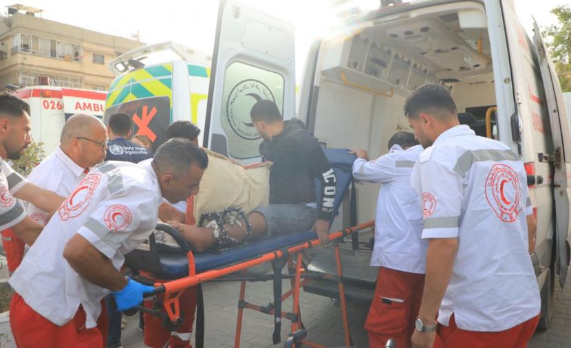إجلاء 50 مريضا من غزة للعلاج بالخارج