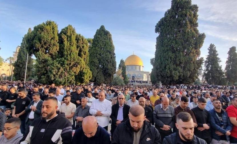 70 ألف مُصلِّ يؤدون الجمعة في المسجد الأقصى