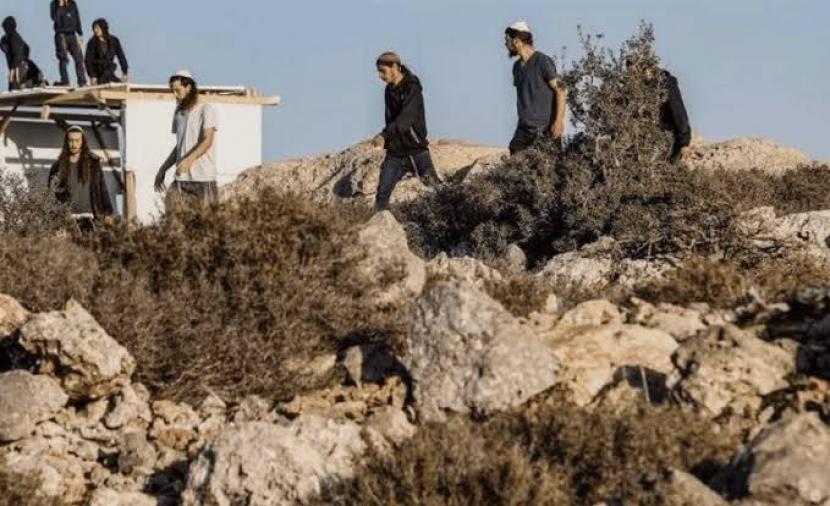 مستوطنون يدمرون شبكات الري والمياه في خلاليل اللوز