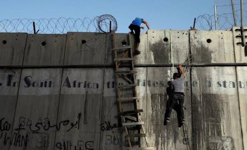 إصابة عامل بعد سقوطه عن جدار الفصل بالقدس
