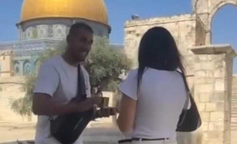 مستوطن ينتهك حرمة الأقصى بإعلان زواجه في ساحاته