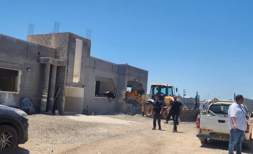 عائلة فلسطينية تهدم منزلها ذاتيا في طمرة