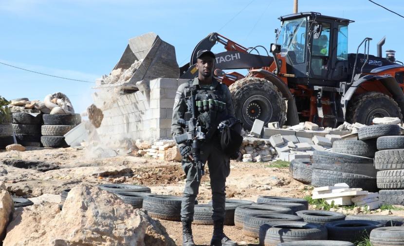الاحتلال يخطر بهدم منشآت فلسطينية جنوب طولكرم