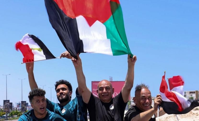 علم فلسطين يتصدر احتفالات استقبال المنتخب المصري