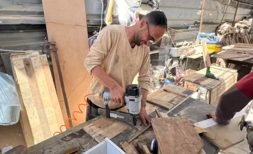 مسمار يشلّ ورشة.. مستلزمات صغيرة تخنق ما تبقى من اقتصاد غزة