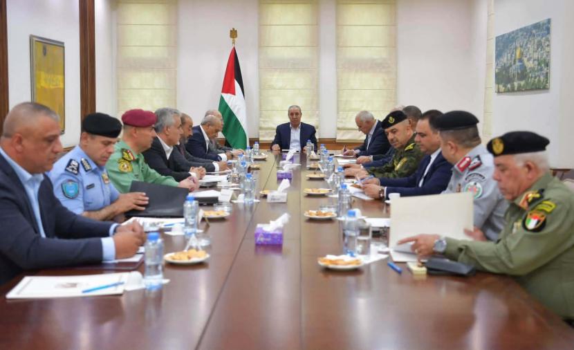الشيخ يعقد اجتماعا مع قادة الأجهزة الأمنية بالضفة