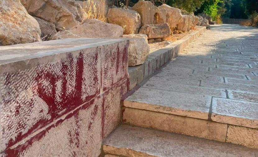 مستوطنون يرسمون شعار "المخلص" على حجارة المسجد الأقصى