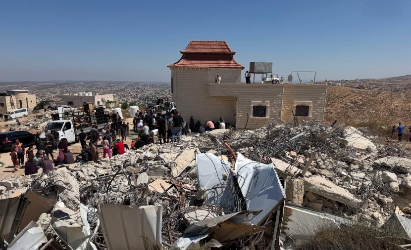 الاحتلال يهدم منشآت فلسطينية غربي الخليل
