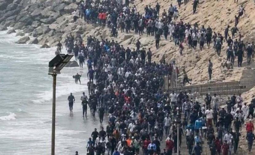 آلاف المهاجرين يعبرون من المغرب نحو إسبانيا