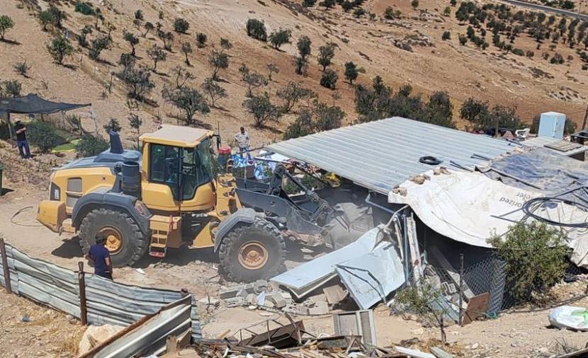 الاحتلال يهدم 4 منشآت فلسطينية غربي رام الله