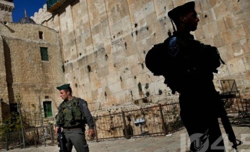 الاحتلال يعتقل عمالا من لجنة إعمار الخليل