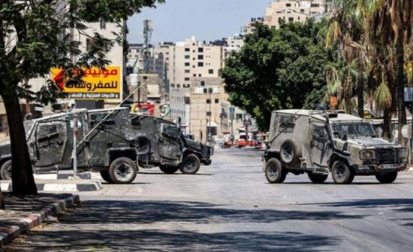 الاحتلال يداهم محال تجارية في اقتحام "بيرزيت"