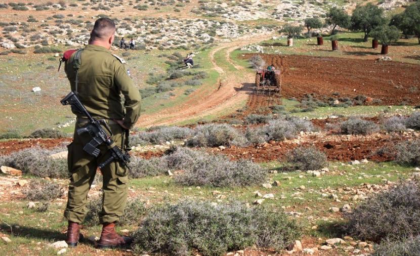 الاحتلال يعتقل مسنا فلسطينيا من الأغوار