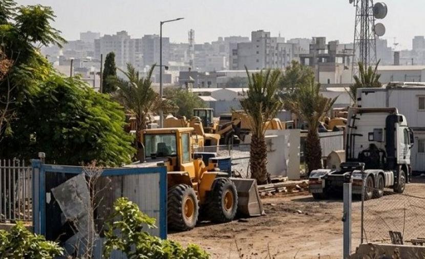 آليات الاحتلال تبدأ هدم منشآت في طمرة