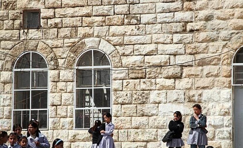 الاحتلال ينزل علم فلسطين من مدرسة بالأغوار الشمالية